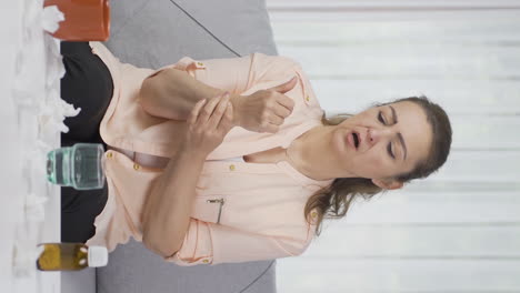 Vertical-video-of-Woman-with-wrist-pain.